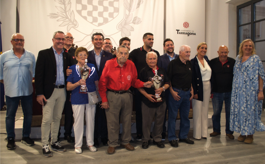 Lliurada la copa de 1952 a Nens del Vendrell i Joves Xiquets de Valls