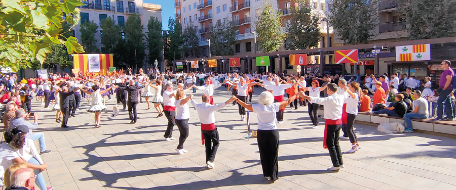 Sardana amb grups folklòrics de paisos
