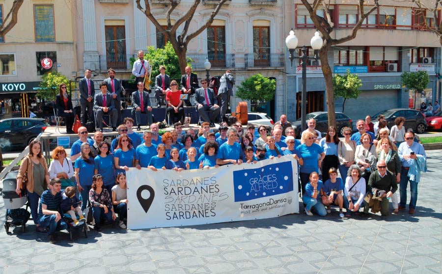 Tarragona Dansa llena de azules y sardanas la Rambla