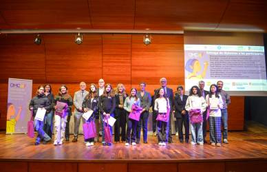 Entrega de diplomes a les participants: Montserrat Guàrdia, presidenta del Consell Social UPC; Anna Mujal, vicerectora de Docència Estudiantat UPC; Oriol Pujol, degà Facultat de Matemàtiques i Informàtica de la UB; Juan Jesús Donaire, degà Facultat de Ciències de la UAB; Jordi Guàrdia, degà Facultat Matemàtiques i Estadística de la UPC; Pepin Beltran, secretària Millora Educativa, Departament d'Educació de la Generalitat de Catalunya; Miquel Gómez, director Fundació Catalana per a la Recerca i la Innovació; Àngel Messeguer, secretari general de l'Institut d'Estudis Catalans - Elisa Albiñana, Data Scientist d'Aylilabs; Eloy Bernal, responsable de màrqueting de Casio - 2a. Olimpíada Matemàtica Catalana Femenina