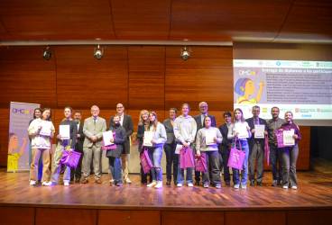 Entrega de diplomes a les participants: Montserrat Guàrdia, presidenta del Consell Social UPC; Anna Mujal, vicerectora de Docència Estudiantat UPC; Oriol Pujol, degà Facultat de Matemàtiques i Informàtica de la UB; Juan Jesús Donaire, degà Facultat de Ciències de la UAB; Jordi Guàrdia, degà Facultat Matemàtiques i Estadística de la UPC; Pepin Beltran, secretària Millora Educativa, Departament d'Educació de la Generalitat de Catalunya; Miquel Gómez, director Fundació Catalana per a la Recerca i la Innovació; Àngel Messeguer, secretari general de l'Institut d'Estudis Catalans - Elisa Albiñana, Data Scientist d'Aylilabs; Eloy Bernal, responsable de màrqueting de Casio - 2a. Olimpíada Matemàtica Catalana Femenina