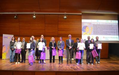 Entrega de diplomes a les participants: Montserrat Guàrdia, presidenta del Consell Social UPC; Anna Mujal, vicerectora de Docència Estudiantat UPC; Oriol Pujol, degà Facultat de Matemàtiques i Informàtica de la UB; Juan Jesús Donaire, degà Facultat de Ciències de la UAB; Jordi Guàrdia, degà Facultat Matemàtiques i Estadística de la UPC; Pepin Beltran, secretària Millora Educativa, Departament d'Educació de la Generalitat de Catalunya; Miquel Gómez, director Fundació Catalana per a la Recerca i la Innovació; Àngel Messeguer, secretari general de l'Institut d'Estudis Catalans - Elisa Albiñana, Data Scientist d'Aylilabs; Eloy Bernal, responsable de màrqueting de Casio - 2a. Olimpíada Matemàtica Catalana Femenina