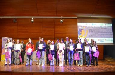 Entrega de diplomes a les participants: Montserrat Guàrdia, presidenta del Consell Social UPC; Anna Mujal, vicerectora de Docència Estudiantat UPC; Oriol Pujol, degà Facultat de Matemàtiques i Informàtica de la UB; Juan Jesús Donaire, degà Facultat de Ciències de la UAB; Jordi Guàrdia, degà Facultat Matemàtiques i Estadística de la UPC; Pepin Beltran, secretària Millora Educativa, Departament d'Educació de la Generalitat de Catalunya; Miquel Gómez, director Fundació Catalana per a la Recerca i la Innovació; Àngel Messeguer, secretari general de l'Institut d'Estudis Catalans - Elisa Albiñana, Data Scientist d'Aylilabs; Eloy Bernal, responsable de màrqueting de Casio - 2a. Olimpíada Matemàtica Catalana Femenina