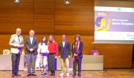 Menció especial a Laura Xiaopiao. Fan l'entrega: Hble. Sra. Eva Menor, consellera d'Igualtat i Feminisme; Daniel Crespo, rector UPC; Joan Guardia, rector UB; Javier Lafuente, rector UAB; Montserrat Alsina, presidenta de la Societat Catalana de Matemàtiques - 2a. Olimpíada Matemàtica Catalana Femenina