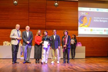 Medalla de Bronze a Júlia Borges. Fan l'entrega: Hble. Sra. Eva Menor, consellera d'Igualtat i Feminisme; Daniel Crespo, rector UPC; Joan Guardia, rector UB; Javier Lafuente, rector UAB; Montserrat Alsina, presidenta de la Societat Catalana de Matemàtiques - 2a. Olimpíada Matemàtica Catalana Femenina