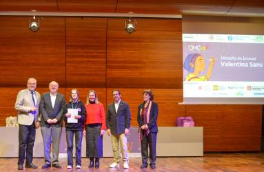 Medalla de Bronze a Valentina Sans. Fan l'entrega: Hble. Sra. Eva Menor, consellera d'Igualtat i Feminisme; Daniel Crespo, rector UPC; Joan Guardia, rector UB; Javier Lafuente, rector UAB; Montserrat Alsina, presidenta de la Societat Catalana de Matemàtiques - 2a. Olimpíada Matemàtica Catalana Femenina