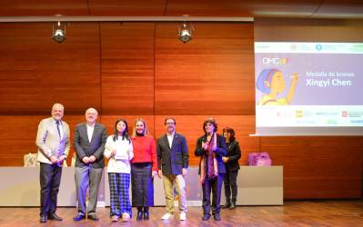 Medalla de Bronze a Xingyi Chen. Fan l'entrega: Hble. Sra. Eva Menor, consellera d'Igualtat i Feminisme; Daniel Crespo, rector UPC; Joan Guardia, rector UB; Javier Lafuente, rector UAB; Montserrat Alsina, presidenta de la Societat Catalana de Matemàtiques - 2a. Olimpíada Matemàtica Catalana Femenina