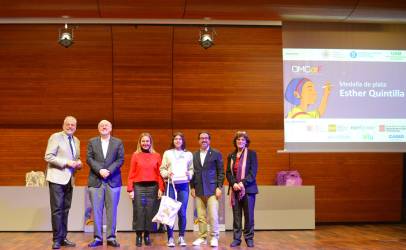 Medalla de Plata a Esther Quintilla. Fan l'entrega: Hble. Sra. Eva Menor, consellera d'Igualtat i Feminisme; Daniel Crespo, rector UPC; Joan Guardia, rector UB; Javier Lafuente, rector UAB; Montserrat Alsina, presidenta de la Societat Catalana de Matemàtiques - 2a. Olimpíada Matemàtica Catalana Femenina