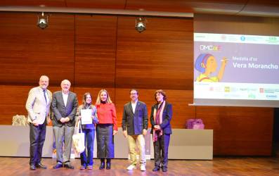 Medalla d'or a Vera Morancho. Fan l'entrega: Hble. Sra. Eva Menor, consellera d'Igualtat i Feminisme; Daniel Crespo, rector UPC; Joan Guardia, rector UB; Javier Lafuente, rector UAB; Montserrat Alsina, presidenta de la Societat Catalana de Matemàtiques - 2a. Olimpíada Matemàtica Catalana Femenina